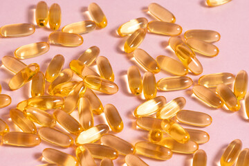 Capsulas de Omega 3 sobre fondo rosado - Omega 3 capsules on pink background