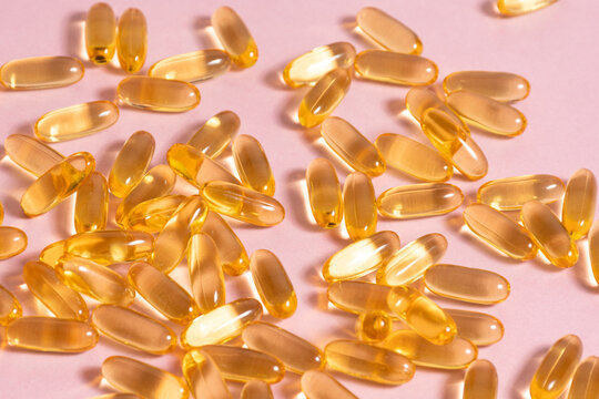 Capsulas de Omega 3 sobre fondo rosado - Omega 3 capsules on pink background