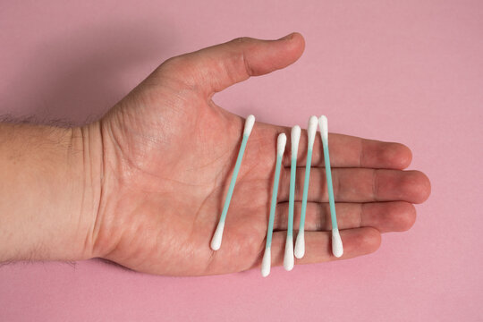 Mano sosteniendo copitos o cotonetes - Hand holding cotton swabs