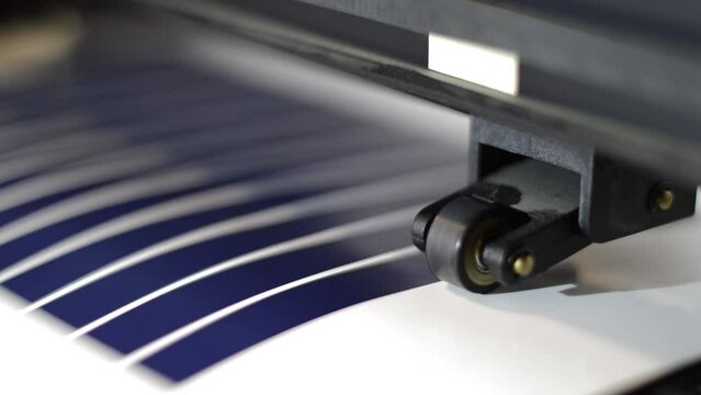 Plotter de corte. Plotter para corte de vinilo. Cutter Machine. Cutting Plotter. Cortador de vinilo en movimiento
