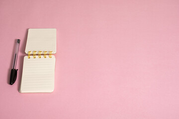 Libreta de apuntes sobre fondo rosado - Notepad on pink background