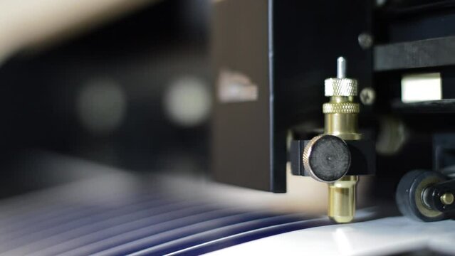 Plotter de corte. Plotter para corte de vinilo. Cutter Machine. Cutting Plotter. Cortador de vinilo en movimiento