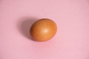 Huevo en fondo rosado - Egg on pink background