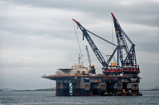 Thialf - world's largest semi submersible crane vessel