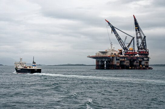 Thialf - world's largest semi submersible crane vessel