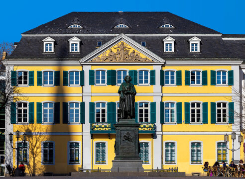 Gedanken an das 19. Jahrhundert am Bonner Münsterplatz: Beethoven-Denkmal und die Errungenschaften der Post im Giebelfeld der ehemaligen Hauptpost