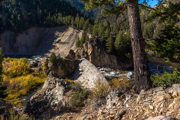 Obraz premium Sunbeam dam remains in Yankee Fork of the Jordan Creek in Idaho in sunny autumn day