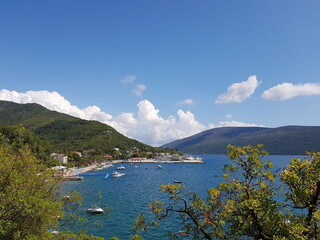 Fototapeta premium beautiful view of the ocean with boats against the backdrop of mountains