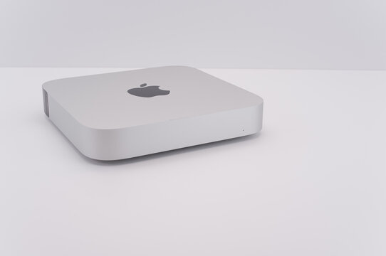 Apple Mac mini M2 vista dall' alto su superficie bianca
