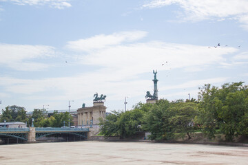 Obraz premium Beautiful view of the fountain with sculptures in Budapest, Hungary