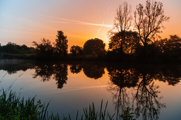 Romantischer Sonnenuntergang am Fluss, Abendrot am Fluss, Ruhiger Sonnenuntergang am Wasser