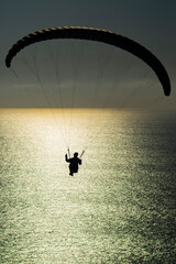 Parapente en silueta sobre el Oc&eacute;ano Pac&iacute;fico