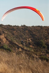 Parapente sobre la monta&ntilde;a