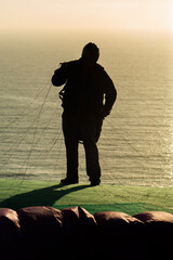 Silueta de piloto de parapente