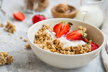 Muesli bowl with yogurt and strawberries - 577525465