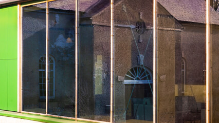 Odbicie starego budynku w szybach Irlandia