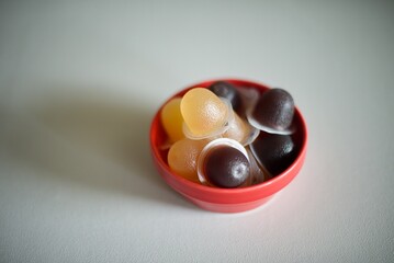 赤い器にいれたたくさんのフルーツゼリー