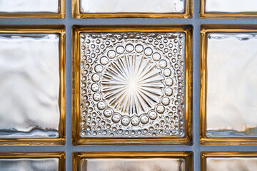 Glaswand mit Goldverzierung und Ornamenten