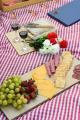 Picnic Sushi, Fresas, Frutillas, Vino, Quesos y Tablita, Picnic Sushi, Strawberries, Wine, Cheese and Board,