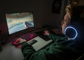osoba grająca na komputerze w nocy. - obrazy, fototapety, plakaty