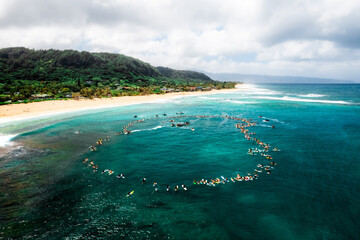 Obraz premium Many surfers in blue water hawaii celebration of life paddle out