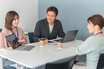 オフィス・会議室で会議・ミーティング・打ち合わせするビジネスウーマン
