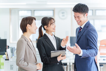 タブレットを使って打ち合わせをするビジネスパーソン