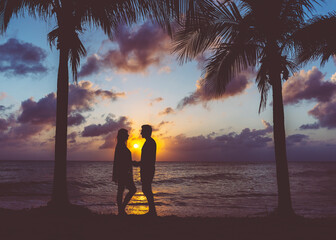 silueta de pareja en la playa en atardecer