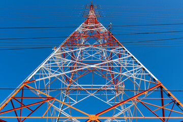 青空に聳える送電鉄塔
