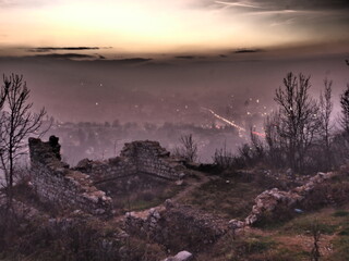 Ciudad de Sarajevo bajo las sombras