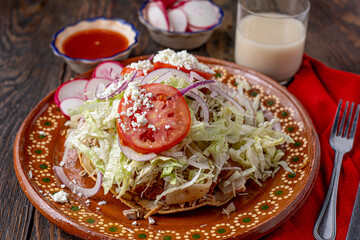 Tostada de cuerito y carnaza, comida tipica mexicana
