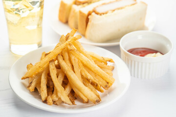 カツサンドとフライドポテト