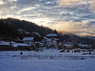 El precioso pueblo Otsagavia en invierno