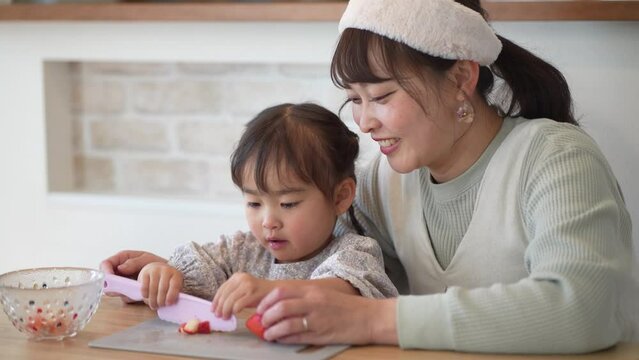 イチゴを切る親子