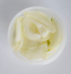 保存容器に入れた冷凍玉葱、冷凍した玉ねぎ、冷凍野菜、ホームフリージング、冷凍タマネギ