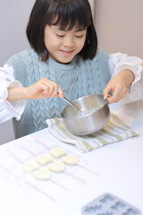 ホワイト・チョコレートを作る女子小学生 (8歳)