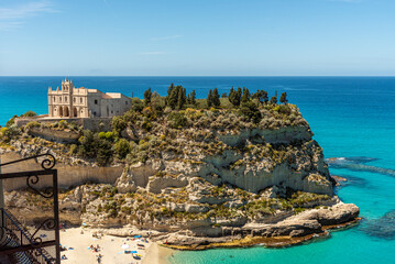 Fototapeta premium Santa Maria dell'Isola vista dall'alto del borgo di Tropea