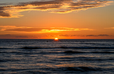 Obraz premium Maui, Hawaii sunset with surfers