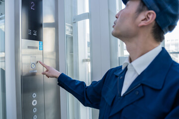 エレベーターを点検する男性