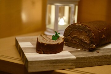 ボードの上でカットされたチョコレートロールケーキ