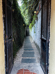 Fototapeta na wymiar narrow walkway in the old town