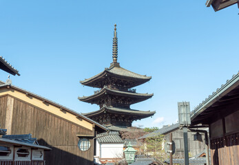 Fototapeta premium The Yasaka Pagoda(Hokanji Temple), is a popular tourist attraction, the Yasaka Pagoda, also known as Tower of Yasaka and Yasaka-no-to, is a Buddhist pagoda located in Kyoto, Japan. 