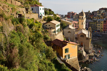 Obraz premium Vernazza et la Chiesa di Santa Margherita di Antiochia (XIème siècle), vu depuis le sentier du littoral
