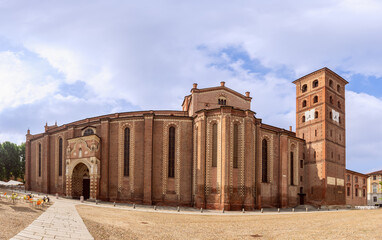 Obraz premium Widescreen panoramic view with lens distortion of the Asti Cathedral (Cattedrale di Santa Maria Assunta e San Gottardo) Asti, Italy