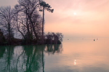Le Lac d'Annecy dans la brume hivernale