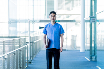 Fototapeta premium パソコンを持つ日本人男性