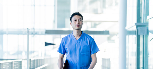 Fototapeta premium パソコンを持つ日本人男性