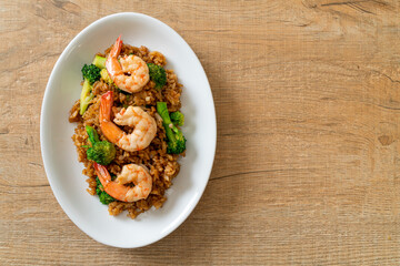 fried rice with broccoli and shrimps