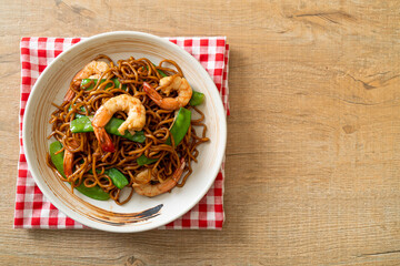 stir-fried yakisoba noodles with green peas and shrimps