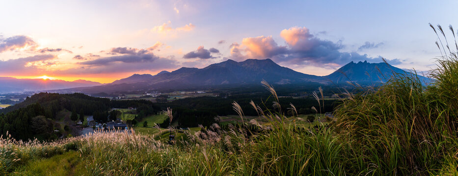 阿蘇山の夕日」の写真素材 | 1,679件の無料イラスト画像 | Adobe Stock